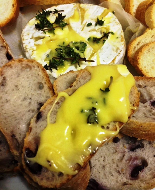 Baked Brie With Garlic, White Wine and Thyme