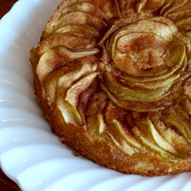 Old Fashioned Apple Cinnamon Cake